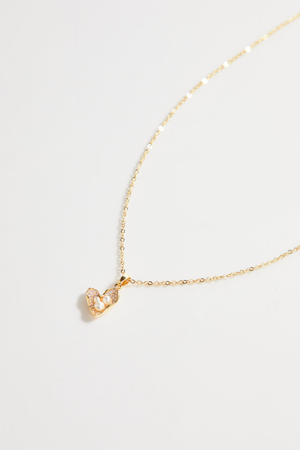 Gold-Plated Necklace with Pearls in Heart Shaped Shell Design for Women