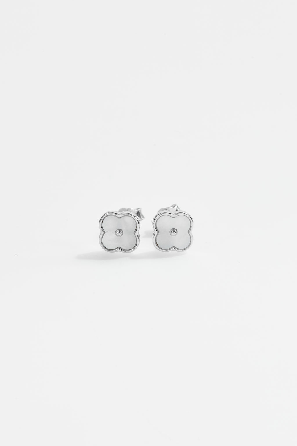 Silver-Plated Mother of Pearl Clover Stud Earring